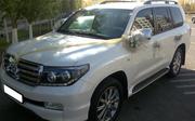 Элитный автомобиль Toyota Land Cruiser 200 белого/черного цвета с води