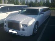 Элитный лимузин Chrysler 300C (Rolls-Royce) белого цвета с водителем.	